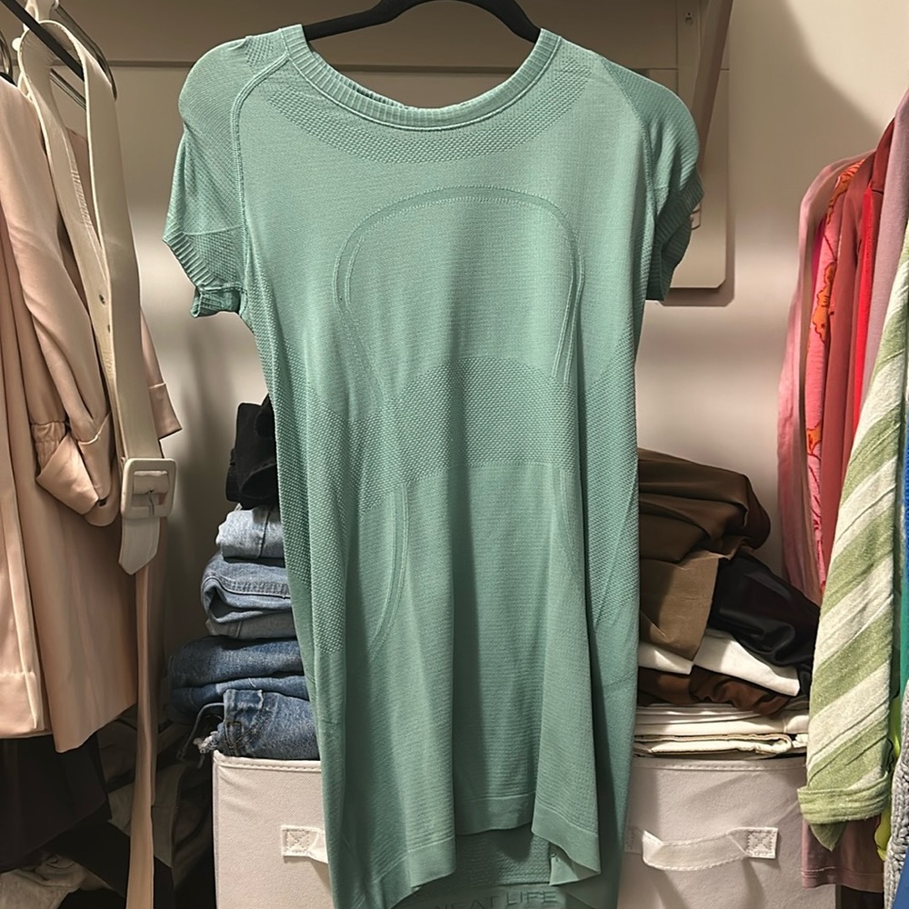 Blue/greenish lululemon top